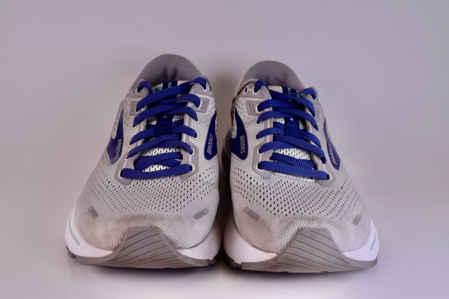 Brooks Womens Adrenaline GTS 22 1203531B045 Gray Running Shoes Sneakers Size 9 B