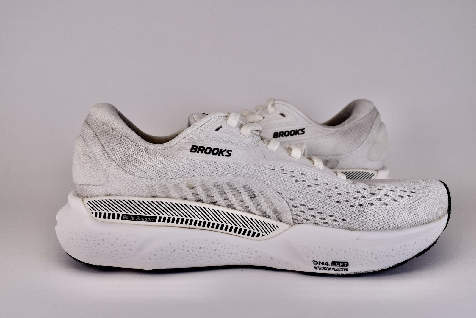 Brooks Women Adrenaline GTS 24 1204261B137 White Running Shoes Sneakers Size 7 B